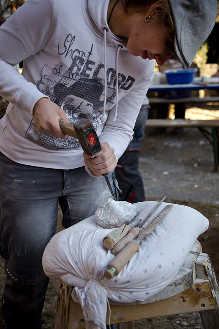 Steinmetzin Janina machte eine Alabaster-Nase.