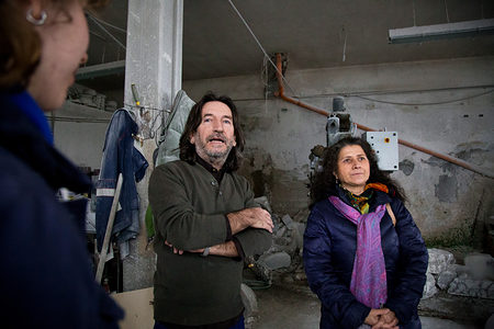 Antonella mit dem Chef der Alabasterwerkstatt.