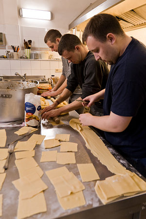 Maultaschen in der Produktion.