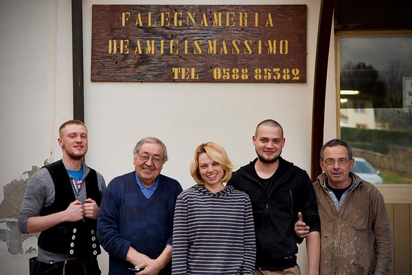 Fabian, Sina und Lennart bilden mit ihren Chefs das Team Schreinerei.