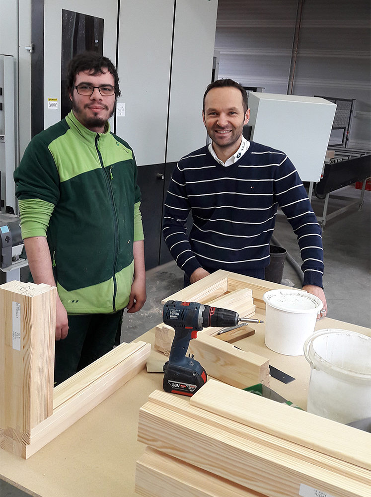 Preisträger im Landkreis Esslingen: Gräßle Fensterbau, Kirch-heim/Teck"Unser Ausbildungsbetrieb hat die Bildungspyramide verdient, weil junge Menschen hier mit Begeisterung ausgebildet und gefordert werden. Unser Chef lässt uns viel selbstständig arbeiten und zeigt immer wieder, wie interessant und vielseitig ein Handwerksberuf sein kann."Lucas Schmidetter, 21 Jahre, Glaser-Geselle und Tim-Oliver Sekan, 23 Jahre, Azubi im 2. LehrjahrAuf dem Bild: Tim-Oliver mit Ausbilder Michael Gräßle Preisträger im Landkreis Esslingen: Gräßle Fensterbau, Kirch-heim/Teck"Unser Ausbildungsbetrieb hat die Bildungspyramide verdient, weil junge Menschen hier mit Begeisterung ausgebildet und gefordert werden. Unser Chef lässt uns viel selbstständig arbeiten und zeigt immer wieder, wie interessant und vielseitig ein Handwerksberuf sein kann."Lucas Schmidetter, 21 Jahre, Glaser-Geselle und Tim-Oliver Sekan, 23 Jahre, Azubi im 2. LehrjahrAuf dem Bild: Tim-Oliver mit Ausbilder Michael Gräßle