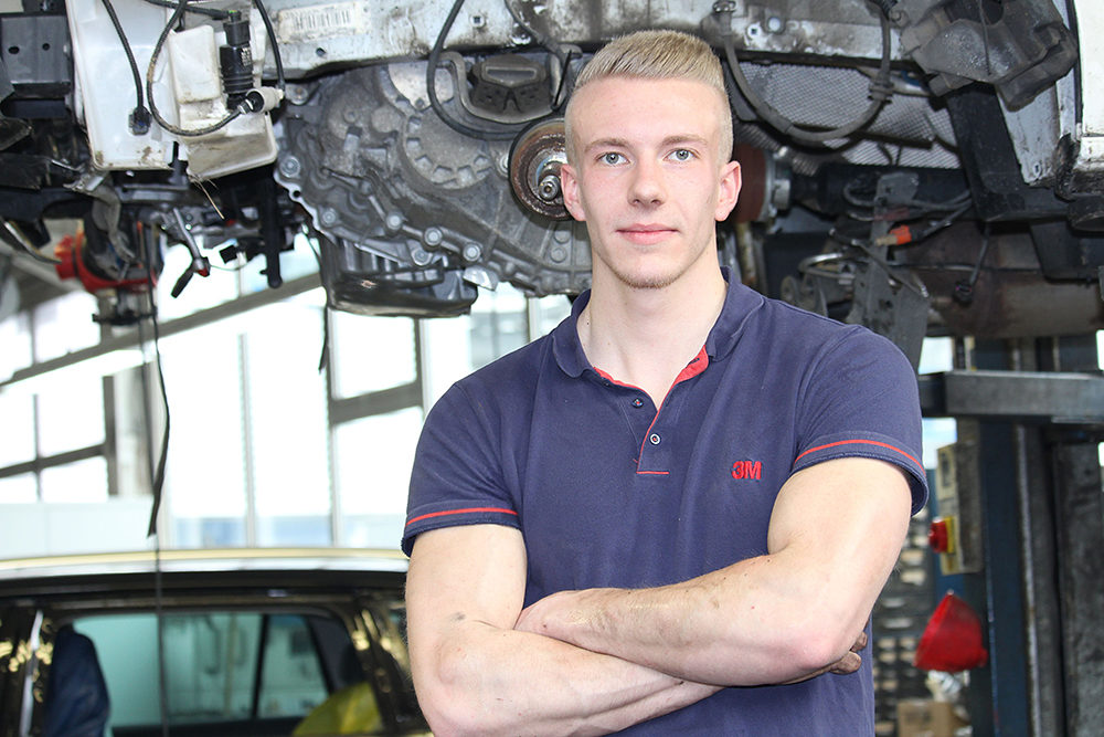 Preisträger im Rems-Murr-Kreis: Heidenwag Kfz-Unfallreparaturen, Winnenden "Was mir an meiner Ausbildung gefallen hat, war, dass ich viele Teile selbst anfertigen musste ¿ das lernt man nicht überall. Außerdem ist das Verhältnis zu den Kollegen sehr persönlich. Ich hatte nie Hemmungen, den Stoff aus der Berufsschule zum Üben mitzubringen oder Fragen zu stellen. So habe ich die Gesellenprüfung ziemlich gut gemeistert." Nico Bönsel, 21 Jahre, Karosserie- und Fahrzeugbaumechaniker-Geselle Preisträger im Rems-Murr-Kreis: Heidenwag Kfz-Unfallreparaturen, Winnenden "Was mir an meiner Ausbildung gefallen hat, war, dass ich viele Teile selbst anfertigen musste ¿ das lernt man nicht überall. Außerdem ist das Verhältnis zu den Kollegen sehr persönlich. Ich hatte nie Hemmungen, den Stoff aus der Berufsschule zum Üben mitzubringen oder Fragen zu stellen. So habe ich die Gesellenprüfung ziemlich gut gemeistert." Nico Bönsel, 21 Jahre, Karosserie- und Fahrzeugbaumechaniker-Geselle