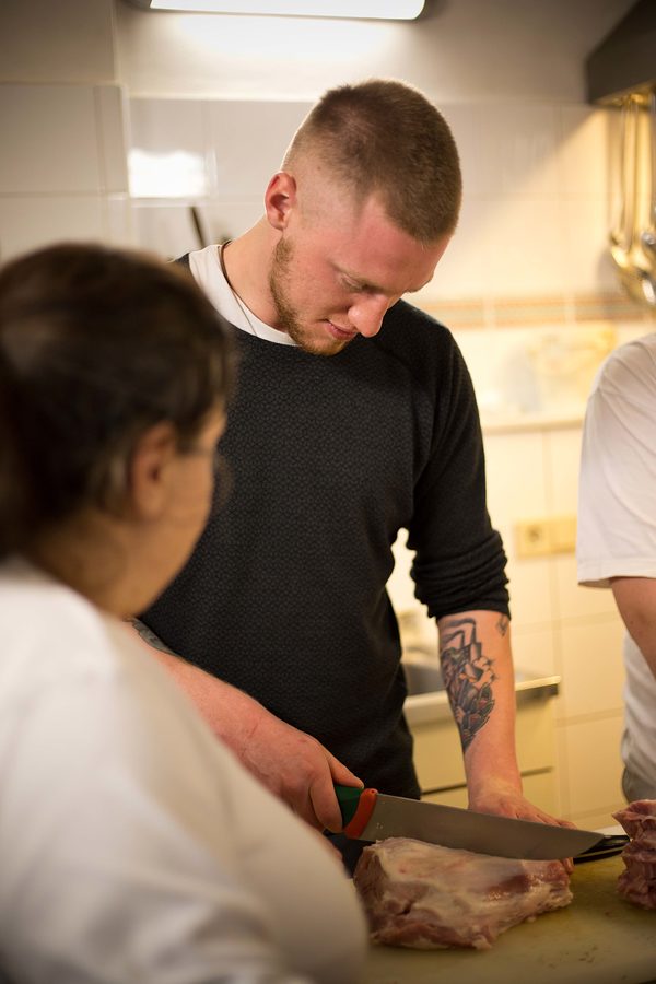 Für das Treffen mit den ehemaligen Erasmini wird fleißig gekocht. Fabian bereitet das Fleisch vor.