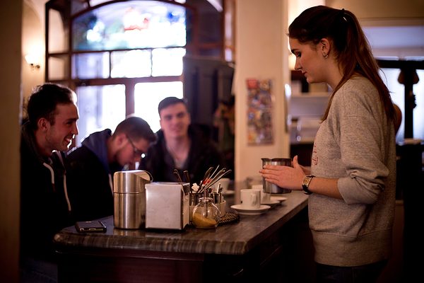 Ida, Mitarbeiterin der Villa Palagione, bereitet Kaffee für die Besucher vor.