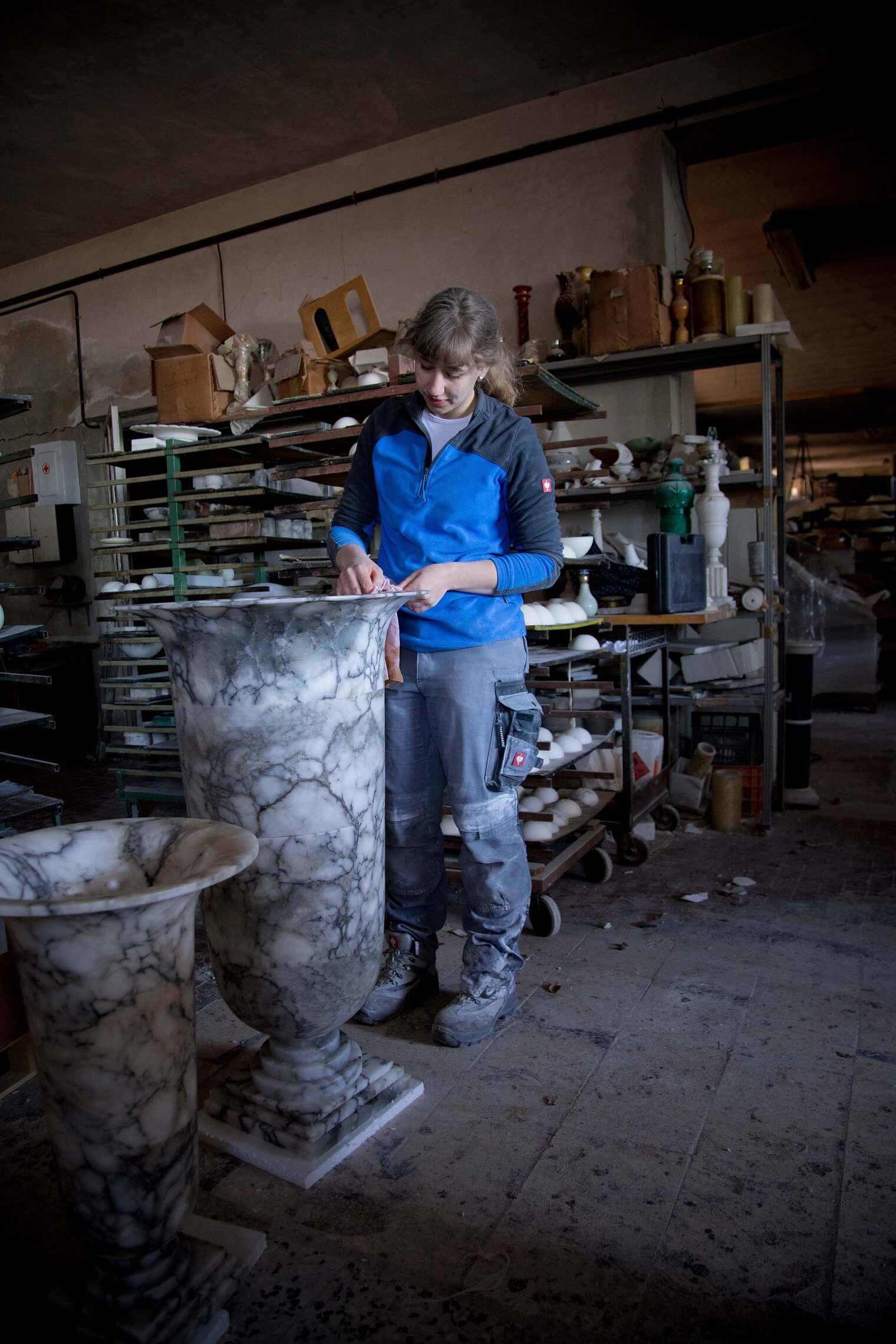 26 Janina Alabasterwerkstatt Ein+Âlen einer Vase