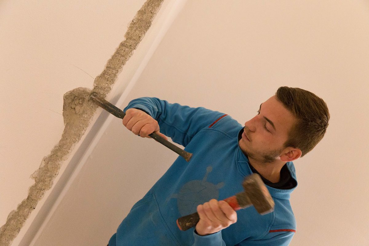 Steffen sorgt für den nötigen Platz für die Türe. Steffen sorgt für den nötigen Platz für die Türe.