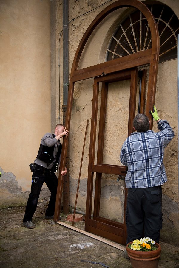 Die neuen Türen werden zum Museum transportiert.