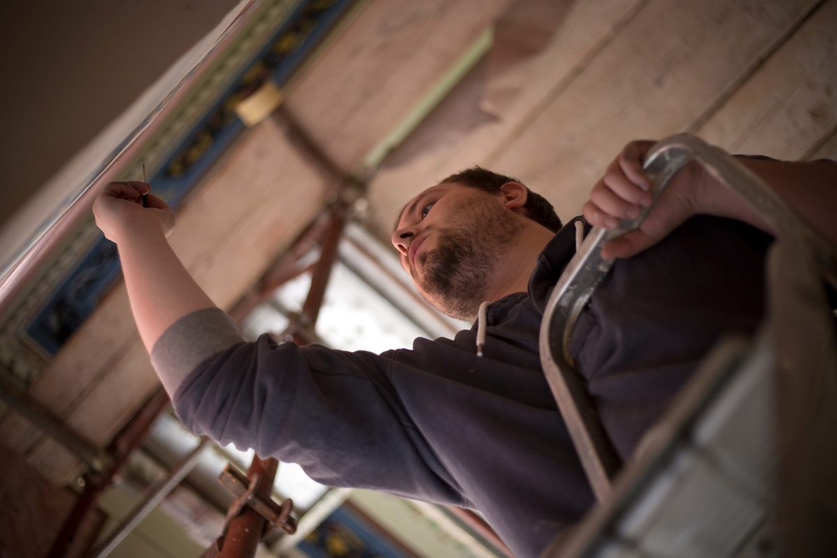Viktor bei den finalen Arbeiten. Viktor bei den finalen Arbeiten.