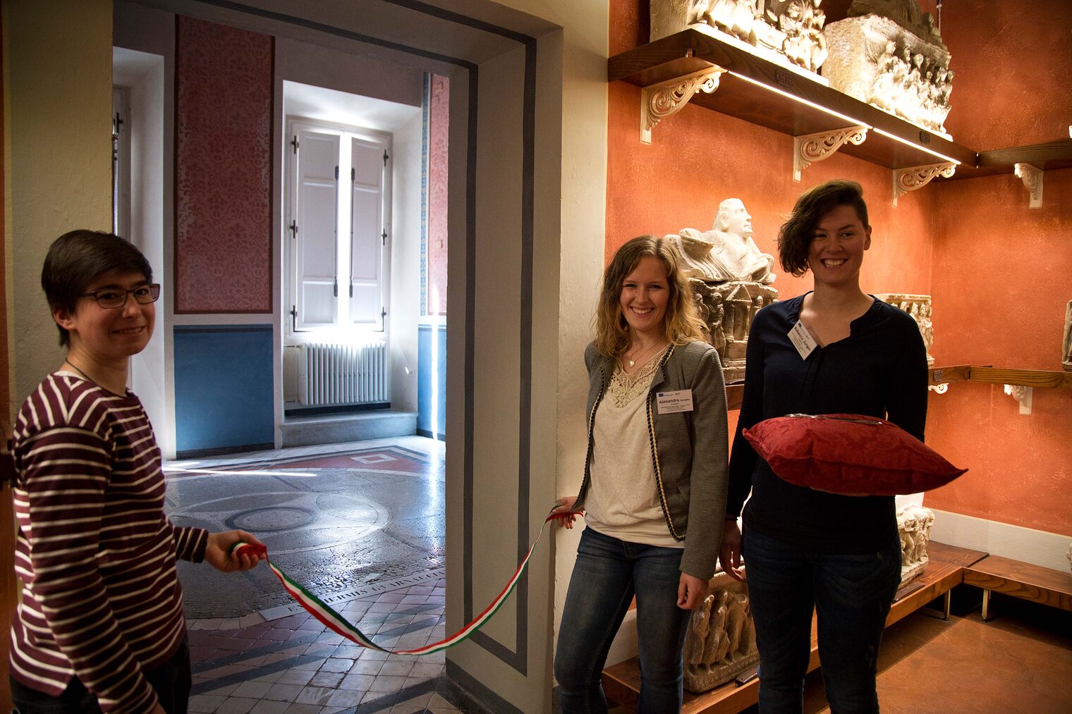 Im Anschluss ging es zur Einweihung des neuen Museumsraums: Franziska, Alex und Rebecca warten schon.