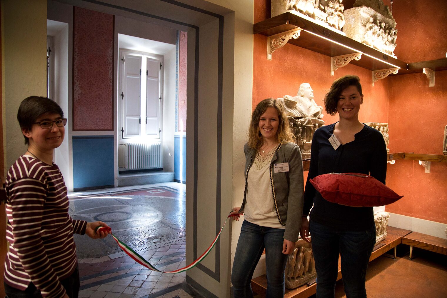 Im Anschluss ging es zur Einweihung des neuen Museumsraums: Franziska, Alex und Rebecca warten schon. Im Anschluss ging es zur Einweihung des neuen Museumsraums: Franziska, Alex und Rebecca warten schon.