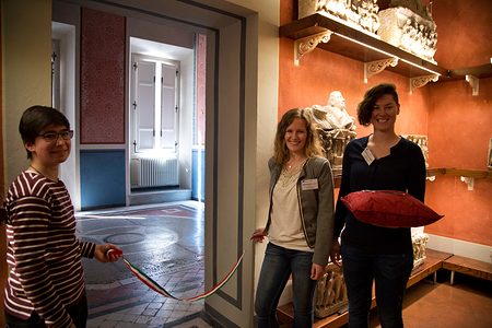 Im Anschluss ging es zur Einweihung des neuen Museumsraums: Franziska, Alex und Rebecca warten schon.