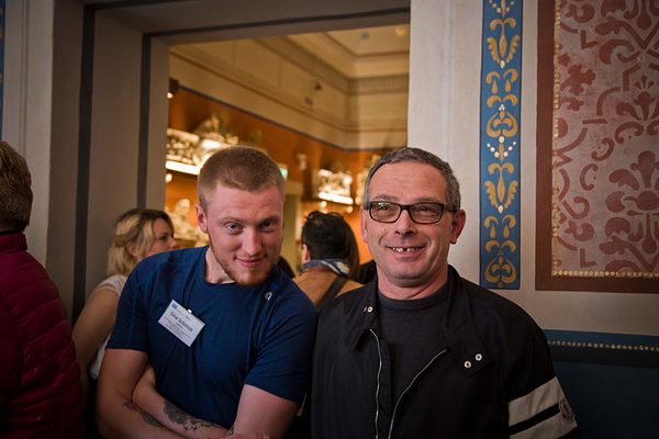 Fabian mit dem Chef der Schreinerei.