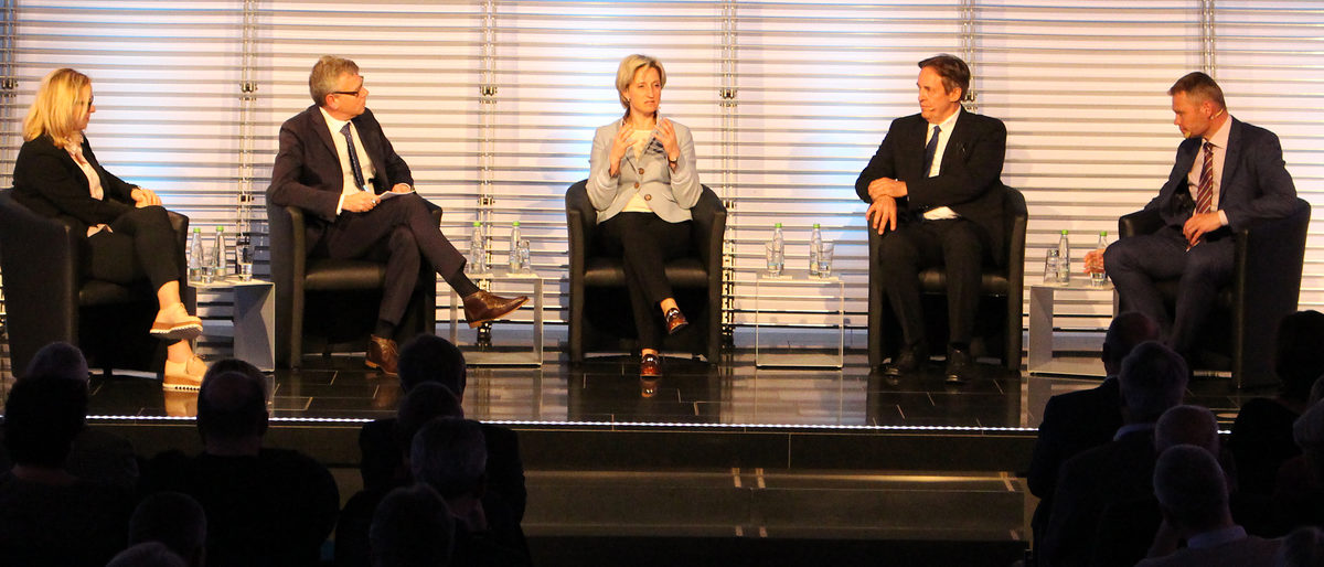 Auf dem Podium diskutierte die baden-württembergische Wirtschaftsministerin Dr. Nicole Hoffmeister-Kraut (Mitte) mit Bettina Schmauder, Moderator Peter Heilbrunner, Torsten Treiber und Hermann Blattner (von links nach rechts). Auf dem Podium diskutierte die baden-württembergische Wirtschaftsministerin Dr. Nicole Hoffmeister-Kraut (Mitte) mit Bettina Schmauder, Moderator Peter Heilbrunner, Torsten Treiber und Hermann Blattner (von links nach rechts).