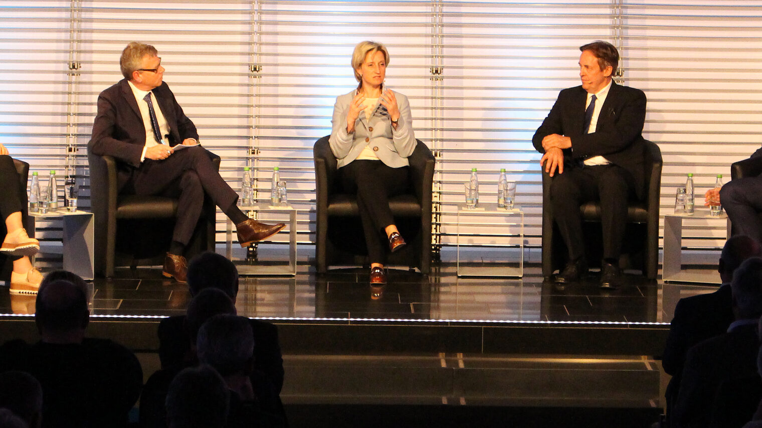 Auf dem Podium diskutierte die baden-württembergische Wirtschaftsministerin Dr. Nicole Hoffmeister-Kraut (Mitte) mit Bettina Schmauder, Moderator Peter Heilbrunner, Torsten Treiber und Hermann Blattner (von links nach rechts).