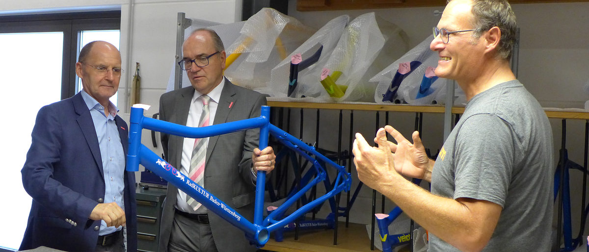 Velotraum-Inhaber Stefan Stiener aus Weil der Stadt erläutert dem Stellvertretenden Hauptgeschäftsführer Bernd-Michael Hümer und Pressesprecher Gerd Kistenfeger von der Handwerkskammer die Prozessschritte zum individuellen Fahrrad (v.r.n.l.). Velotraum-Inhaber Stefan Stiener aus Weil der Stadt erläutert dem Stellvertretenden Hauptgeschäftsführer Bernd-Michael Hümer und Pressesprecher Gerd Kistenfeger von der Handwerkskammer die Prozessschritte zum individuellen Fahrrad (v.r.n.l.).
