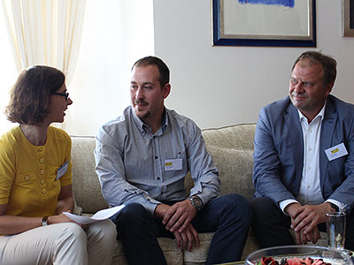 Gut integriert: Stuckateur-Geselle Alvaro Custardoy Torres (Mitte) im Gespräch mit Dr. Verena Andrei vom Welcome Center Stuttgart und seinem Chef Udo Stähle.