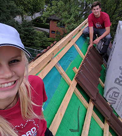 Bei ihrem ersten Praktikum in Hamburg ging es für Charly und Marvin gleich hoch hinaus - beim Einsatz als Dachdecker.