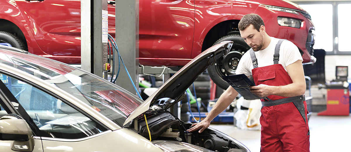 service, kundendienst, auto, mechaniker, werkstatt, durchsicht, reparieren, kontrolle, diagnose, autowerkstatt, autoreparatur, automechaniker, reparatur, wartung, qualifiziert, arbeiter, beruf, arbeiten, facharbeiter, job, kompetent, professionell, gewissenhaft, mann, kaukasier, europisch, person, berufsbekleidung, arbeitskleidung, betrieb, firma, kompetenz, monteur, handwerker, arbeit, pkw, inspektion, kontrollieren, check, testen, klemmbrett, hebebhne