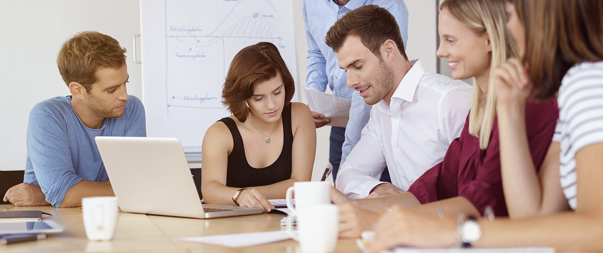 mitarbeiter in einem meeting im besprechungsraum Schlagwort(e): besprechung, besprechungsraum, teamwork, firma, unternehmen, team, schulung, gruppe, geschäftsleute, lösung, business, konferrenz, büro, meeting, erwachsene, unterlagen, papiere, dokumente, workshop, flipchart, vortrag, reden, sprechen, mitarbeiter, personal, arbeit, arbeiten, job, raum, frauen, männer, personen, menschen, leute, lächeln, 20s, 30s