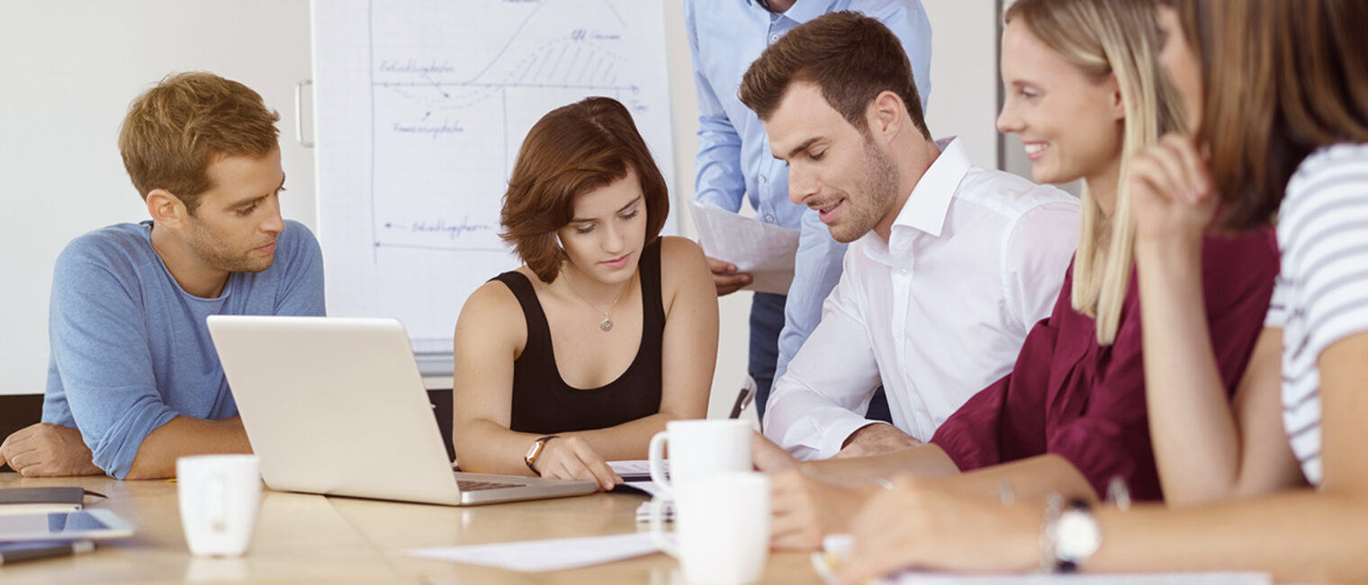 mitarbeiter in einem meeting im besprechungsraum Schlagwort(e): besprechung, besprechungsraum, teamwork, firma, unternehmen, team, schulung, gruppe, geschäftsleute, lösung, business, konferrenz, büro, meeting, erwachsene, unterlagen, papiere, dokumente, workshop, flipchart, vortrag, reden, sprechen, mitarbeiter, personal, arbeit, arbeiten, job, raum, frauen, männer, personen, menschen, leute, lächeln, 20s, 30s