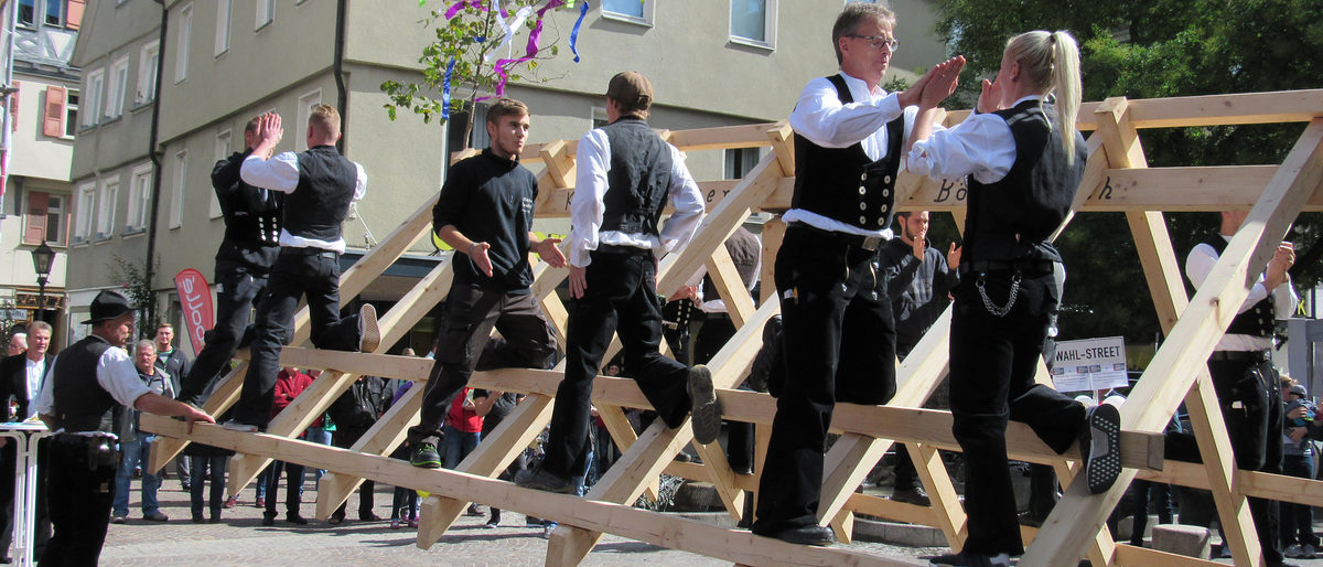 Zimmermannsklatsch auf dem schwebenden Dachstuhl - das können nur die Profis vom Bau. Die Zimmer-Innung Filstal unterhielt und beriet beim Tag des Handwerks in der Fußgängerzone in Geislingen/Steige. Zimmermannsklatsch auf dem schwebenden Dachstuhl - das können nur die Profis vom Bau. Die Zimmer-Innung Filstal unterhielt und beriet beim Tag des Handwerks in der Fußgängerzone in Geislingen/Steige.