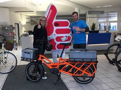 Mit dem E-Bike quer durch die Region: Startschuss für Online-Redakteur Marco-Tobias Arnold war das Autohaus Schmauder & Rau in Kirchheim/Teck. Hier gemeinsam mit Geschäftsführerin Bettina Schmauder und Maskottchen Karle.