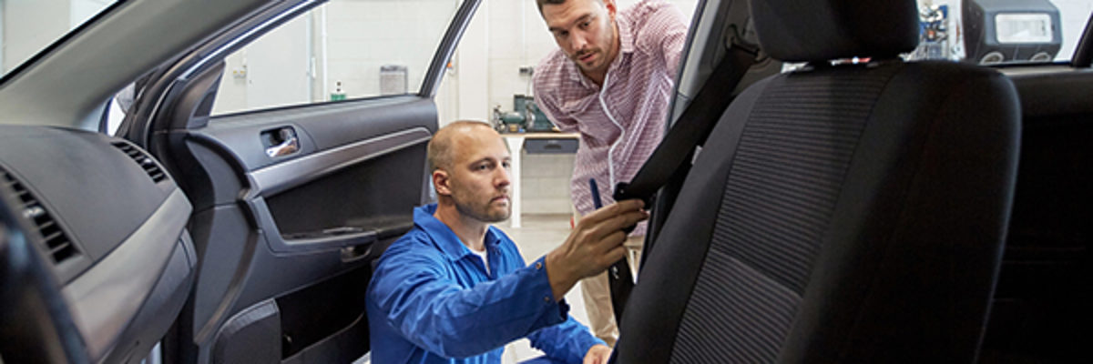 auto service, repair, maintenance and people concept - mechanic checking car seat belt with man or owner at workshop Schlagwort(e): car, repair, mechanic, man, seat, belt, service, shop, workshop, smith, safety, repairing, auto, maintenance, automobile, station, master, worker, professional, people, person, male, concept, working, motor, vehicle, transport, work, profession, occupation, business, fix, garage, mechanical, technician, indoors, young, automotive, job, maintain, latin, hispanic, middle, age, client, customer, showing, looking, checking, owner
