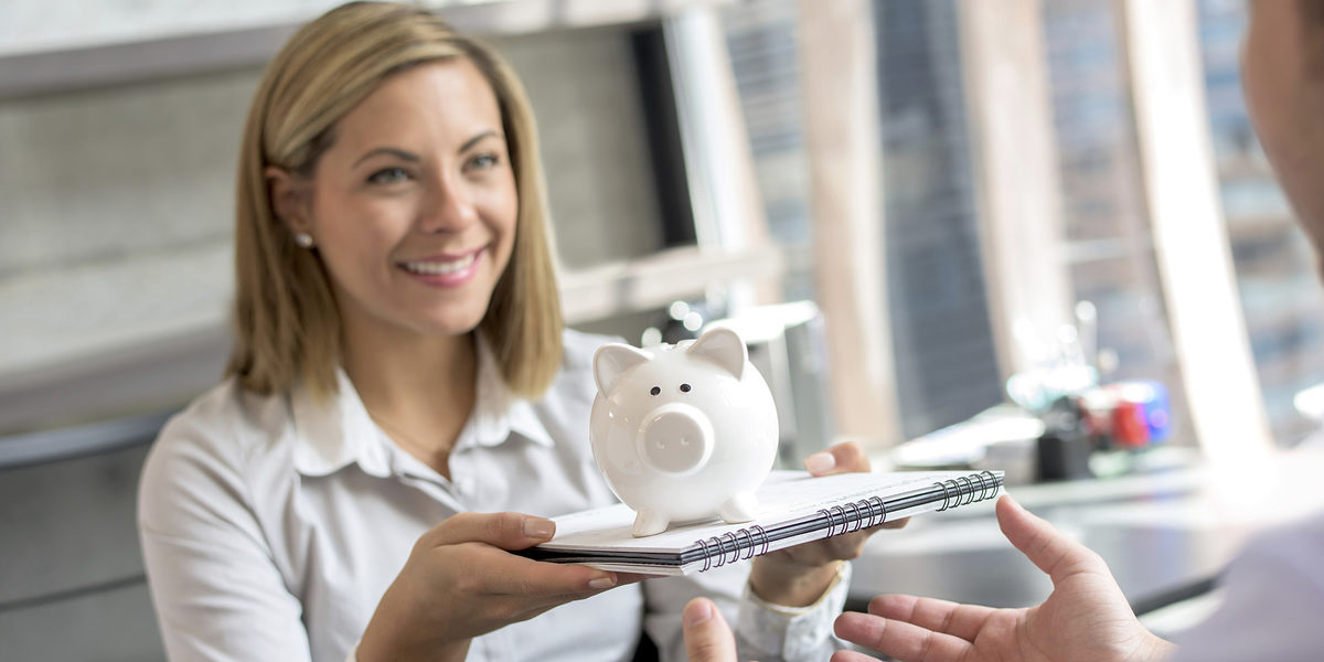 Business woman at the office giving gifts to a client as part of a reward program Schlagwort(e): Beautiful, White Collar Worker, Women, Banking, Marketing, Savings, Investment, Charity and Relief Work, Coin Bank, Piggy Bank, 20-29 Years, Young Adult, Giving, Customer, Caucasian Ethnicity, Latin American and Hispanic Ethnicity, One Person, Wealth, Strategy, Business, Finance, Sales Occupation, Business Person, Financial Advisor, Professional Occupation, People, Gift, Office Interior, Financial Item, Personal Organizer, Desk, Notebook, Reward Program, Entrepreneur, Saleswoman