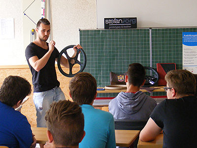 Bringen die Berufe ins Klassenzimmer: Die jungen Ausbildungsbotschafter von IHK und Handwerkskammer.