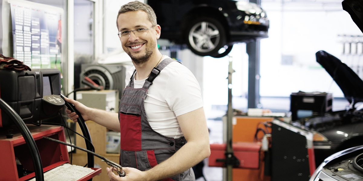Serviceman with co/hc diagnostic tool in a car workshop Schlagwort(e): auto, automobile, broken, car, change, check, checking, co/hc, computer, dealer, diagnostics, electric, electrician, emission, examine, examining, fix, fixing, garage, inspection, job, maintenance, man, manual, mechanical, occupation, official, pc, people, profession, professional, repair, repairing, repairman, service, shop, skill, technician, technology, tool, vehicle, work, worker, workshop