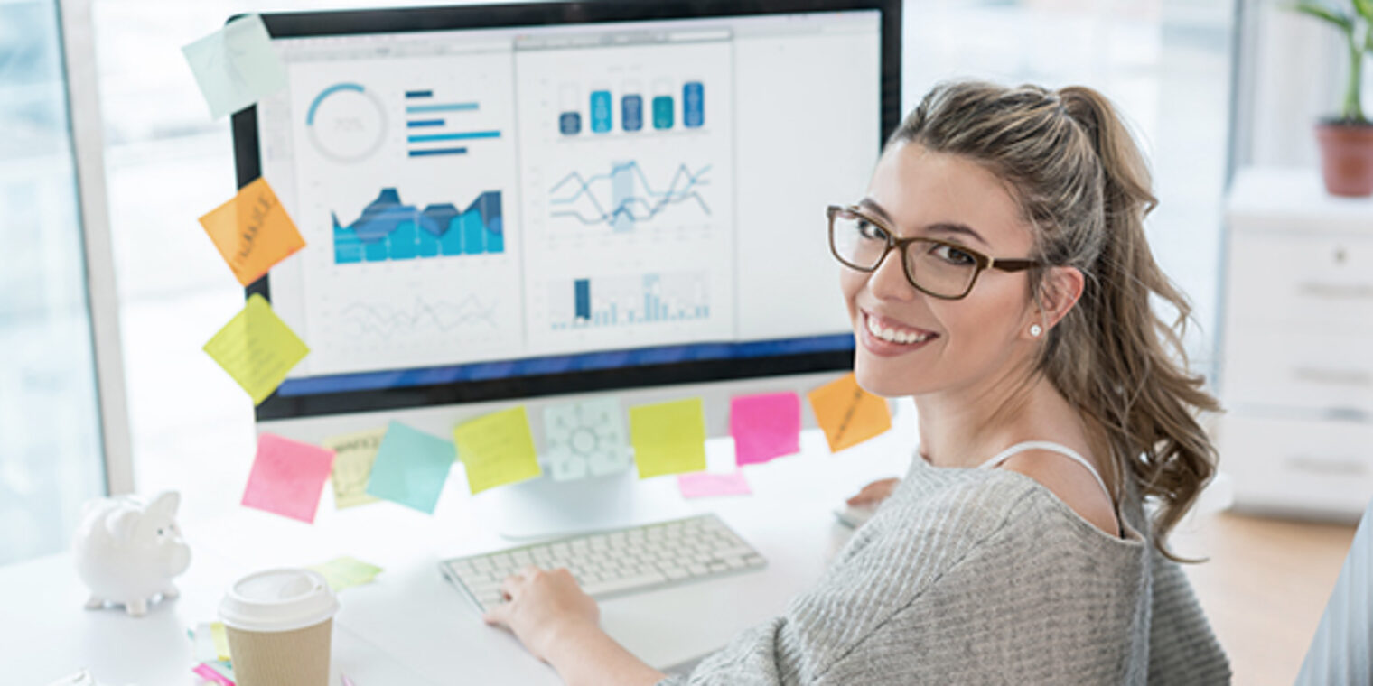 Woman working at the office on her computer and looking at the camera smiling Schlagwort(e): Computer, Females, Marketing, Inspiration, E-commerce, Graph, Graphic Designer, Young Adult, Smiling, Sitting, Analyzing, Latin American and Hispanic Ethnicity, Success, Strategy, Planning, Variation, Creativity, Growth, Business, Looking At Camera, Cheerful, Design Professional, Business Person, Professional Occupation, People, Colombia, Office, Data, Casual Clothing, Desk, Woman Working, Corporate Business, Entrepreneur