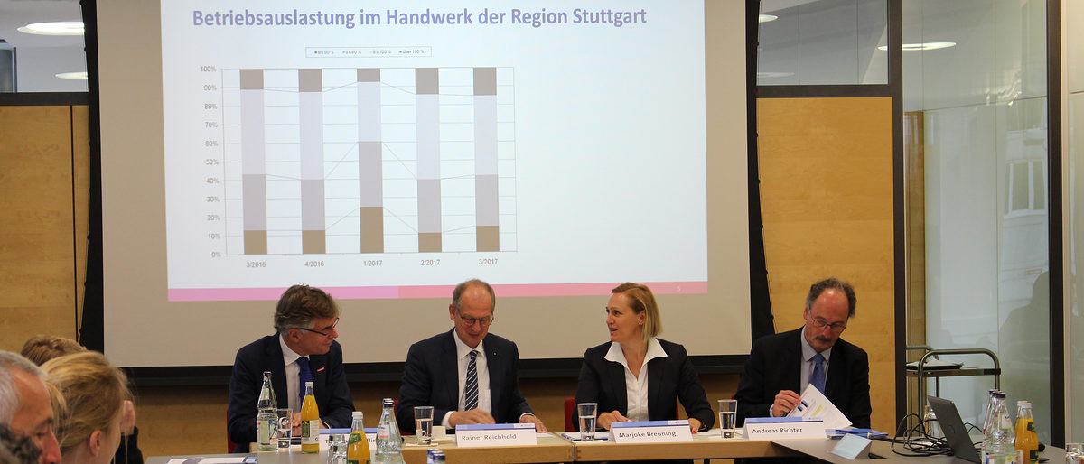 Thomas Hoefling (Hauptgeschäftsführer Handwerkskammer Region Stuttgart), Rainer Reichhold (Präsident Handwerkskammer Region Stuttgart), Marjoke Breuning (Präsidentin IHK Region Stuttgart) und Andreas Richter (Hauptgeschäftsführer IHK Region Stuttgart) richten bei der gemeinsamen Pressekonferenz ihre Forderungen an die Politik. Thomas Hoefling (Hauptgeschäftsführer Handwerkskammer Region Stuttgart), Rainer Reichhold (Präsident Handwerkskammer Region Stuttgart), Marjoke Breuning (Präsidentin IHK Region Stuttgart) und Andreas Richter (Hauptgeschäftsführer IHK Region Stuttgart) richten bei der gemeinsamen Pressekonferenz ihre Forderungen an die Politik.