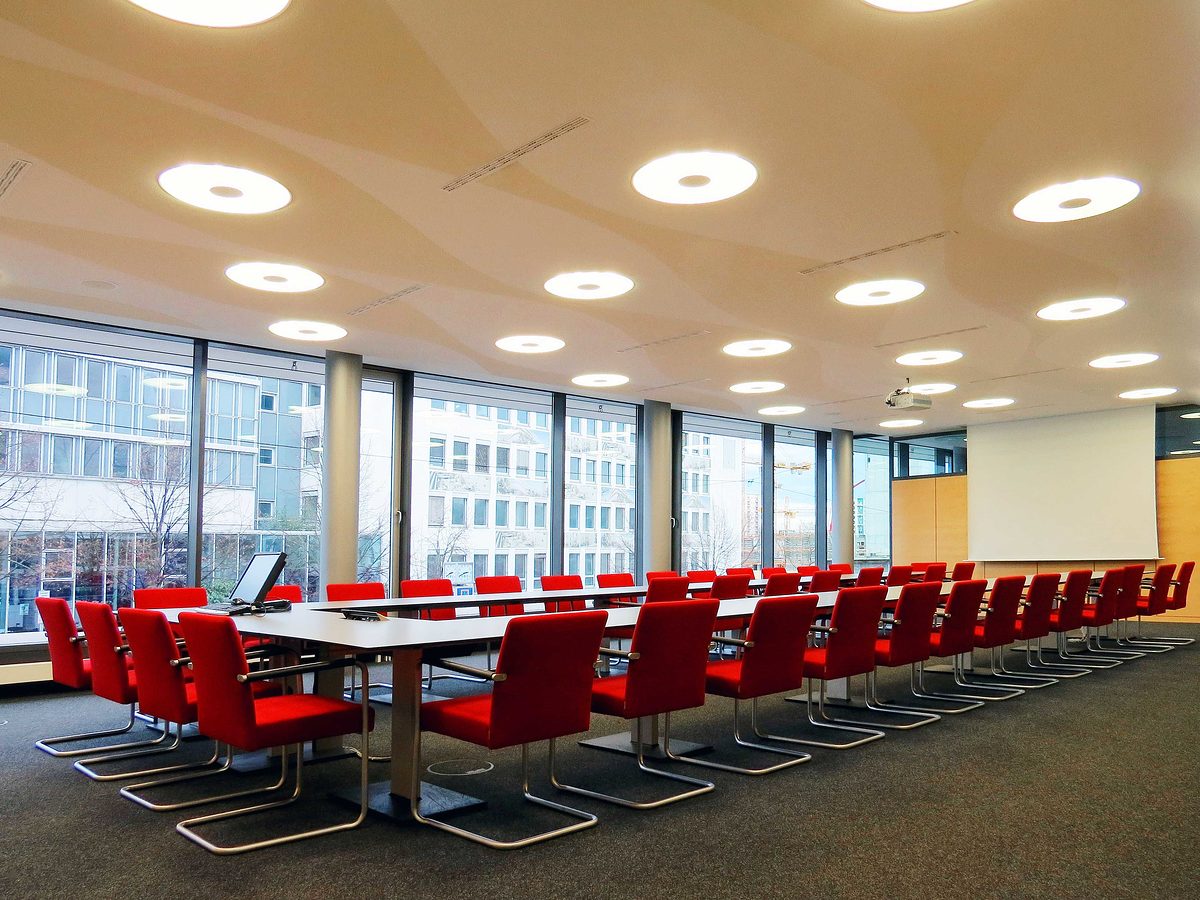 Raum 102 ("Neckar"): Bis zu 38 Sitzplätze auf 112 Quadrametern; ausgestattet mit PC, Beamer, Leinwand, Verdunklungsanlage, Lautsprecheranlage Raum 102 ("Neckar"): Bis zu 38 Sitzplätze auf 112 Quadrametern; ausgestattet mit PC, Beamer, Leinwand, Verdunklungsanlage, Lautsprecheranlage