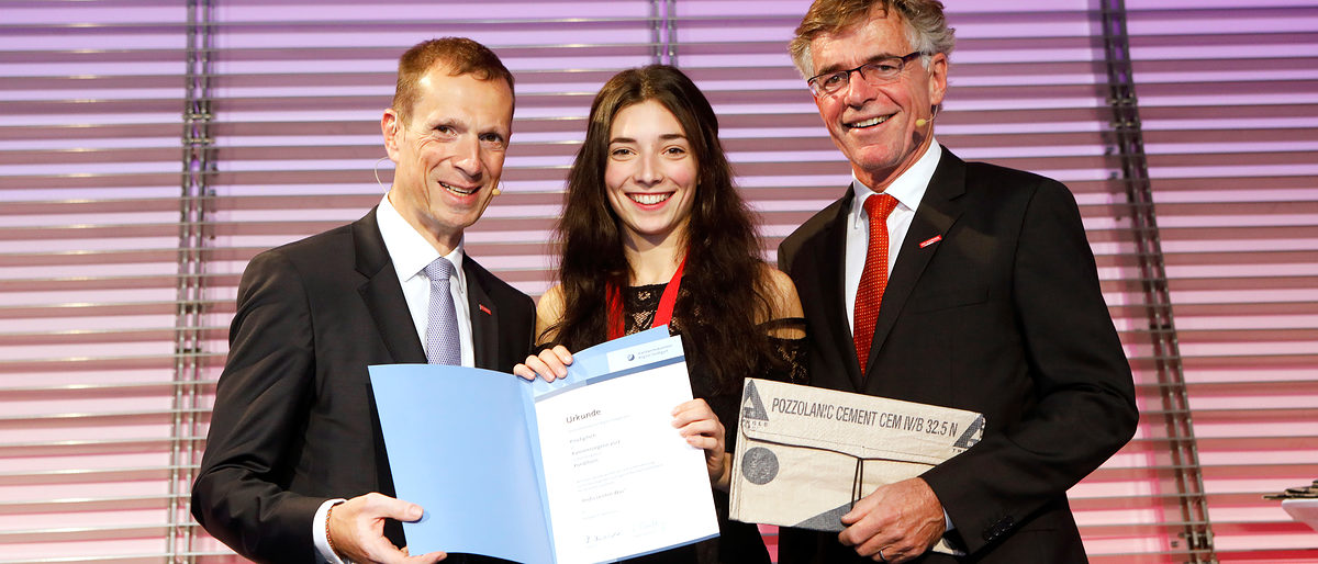 Kira Egitsch (PLW-Siegerin im Konditorenhandwerk) wird von Vize-Präsident Alexander Kotz (links) und Hauptgeschäftsführer Thomas Hoefling (rechts) geehrt. Kira Egitsch (PLW-Siegerin im Konditorenhandwerk) wird von Vize-Präsident Alexander Kotz (links) und Hauptgeschäftsführer Thomas Hoefling (rechts) geehrt.