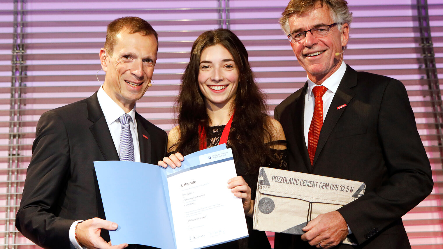 Kira Egitsch (PLW-Siegerin im Konditorenhandwerk) wird von Vize-Präsident Alexander Kotz (links) und Hauptgeschäftsführer Thomas Hoefling (rechts) geehrt.