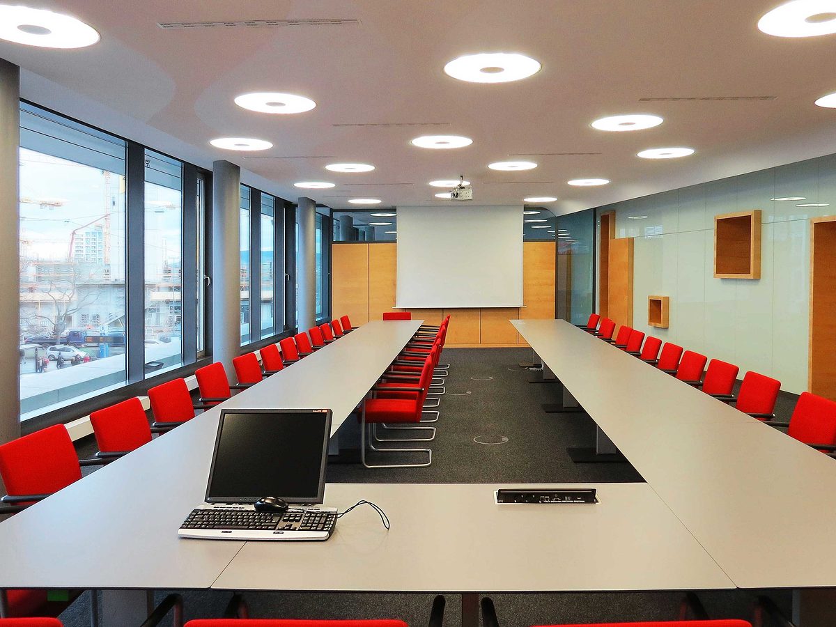 Raum 102 ("Neckar"): Bis zu 38 Sitzplätze auf 112 Quadrametern; ausgestattet mit PC, Beamer, Leinwand, Verdunklungsanlage, Lautsprecheranlage Raum 102 ("Neckar"): Bis zu 38 Sitzplätze auf 112 Quadrametern; ausgestattet mit PC, Beamer, Leinwand, Verdunklungsanlage, Lautsprecheranlage
