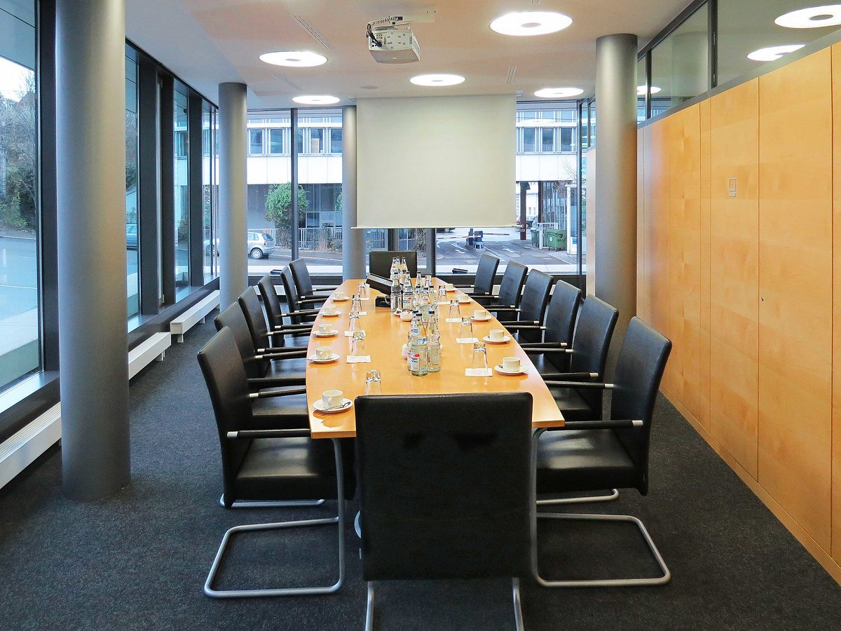Raum 103 ("Fils"): Bis zu 14 Sitzplätze auf 42 Quadratmetern; ausgestattet mit PC, Beamer, Leinwand, Verdunklungsanlage, Lautsprecheranlage Raum 103 ("Fils"): Bis zu 14 Sitzplätze auf 42 Quadratmetern; ausgestattet mit PC, Beamer, Leinwand, Verdunklungsanlage, Lautsprecheranlage