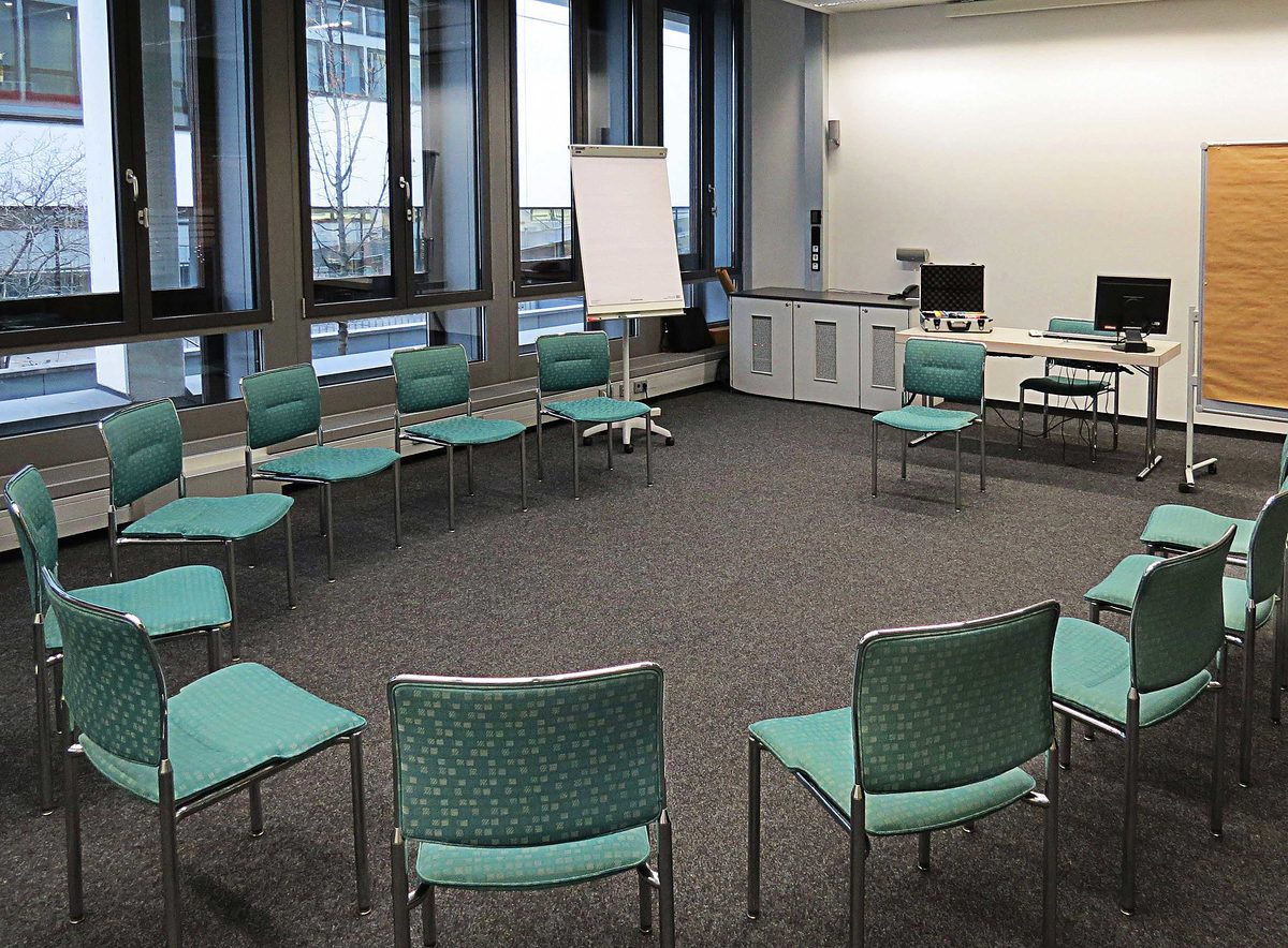 Raum "Killesberg" (im renovierten Altbau): Bis zu 25 Sitzplätze auf 64 Quadratmetern; ausgestattet mit PC, Beamer, Leinwand, Lautsprecheranlage Raum "Killesberg" (im renovierten Altbau): Bis zu 25 Sitzplätze auf 64 Quadratmetern; ausgestattet mit PC, Beamer, Leinwand, Lautsprecheranlage