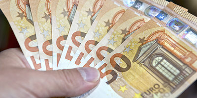 geld, geldschein, euro, finanzen, reichtum, geben, überreichen, vermögen, wachstum, wirtschaft, wohlstand, währung, zinsen, scheine, aufschwung, ausschüttung, dividende, entlohnung, erfolgreich, erhöhung, ertrag, europa, finanzielle, finanzkrise, fördermittel, förderprogramme, förderung, geldspritze, gewinn, gewinnen, hartz, haufen, hilfen, hintergrund, inflation, investition, kapital, kapitalismus, kosten, krise, lohn, preisausschreiben, sozialhilfe, steuer, subventionen, unterstützung, vergünstigung, zuschuss