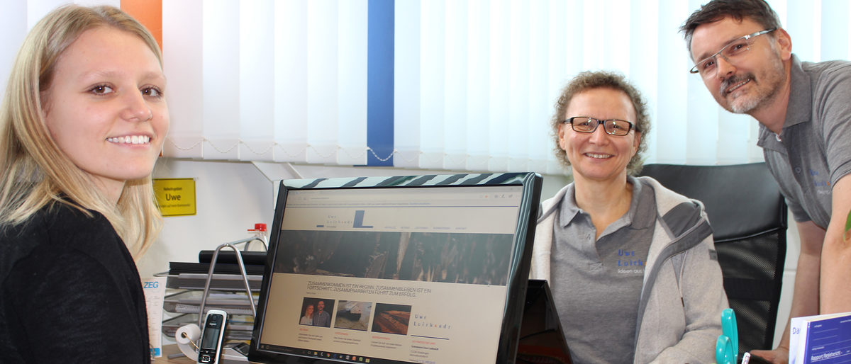 Wir begleiten Cathrin, Renate und Uwe Luithardt auf ihrem Weg in die digitale Zukunft. Wir begleiten Cathrin, Renate und Uwe Luithardt auf ihrem Weg in die digitale Zukunft.