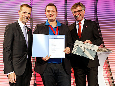 Gebäudereiniger Denis Barthel (hier beim PLW-Festakt der Region Stuttgart mit unserem Vizepräsidenten Alexander Kotz und Hauptgeschäftsführer Thomas Hoefling) ist der beste Gebäudereiniger-Geselle in Baden-Württemberg.