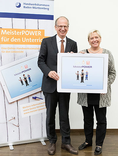 Kultusministerin Susanne Eisenmann und Kammerpräsident Rainer Reichhold freuen sich über das innovative Unterrichtsangebot MeisterPOWER.