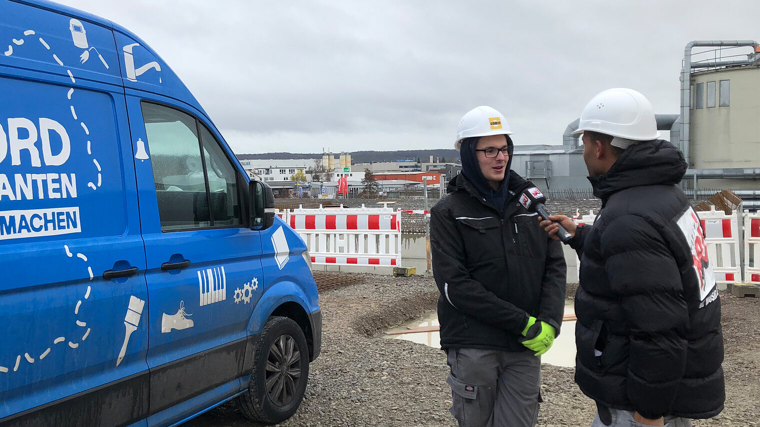 Stand den Journalisten geduldig Rede und Antwort: Rekordpraktikant Marvin (links) im Gespräch mit dem Radiosender NRJ Stuttgart.