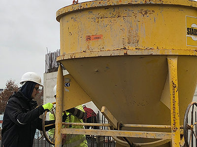 Keine Angst vor schwerem Gerät: Marvin packt auf der Baustelle mit an.