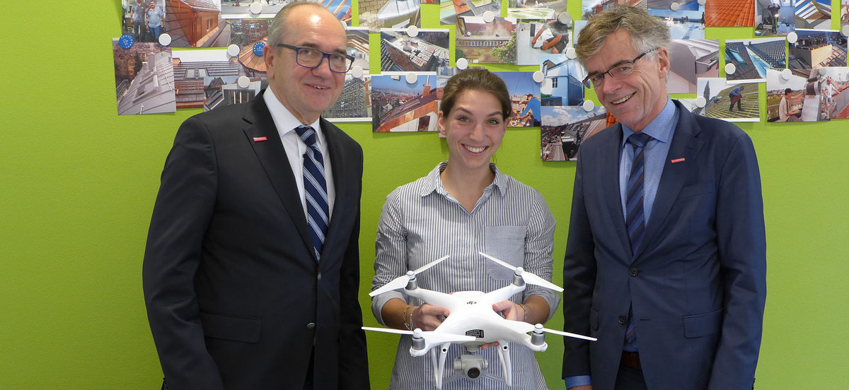 Beeindruckt über die Einsatzmöglichkeiten einer Drohne zeigten sich Thomas Hoefling (r.) und Bernd-Michael Hümer im Gespräch mit Raumausstattermeisterin Hanna Schaaf beim Betriebsbesuch in Stuttgart-Zuffenhausen. Beeindruckt über die Einsatzmöglichkeiten einer Drohne zeigten sich Thomas Hoefling (r.) und Bernd-Michael Hümer im Gespräch mit Raumausstattermeisterin Hanna Schaaf beim Betriebsbesuch in Stuttgart-Zuffenhausen.