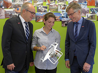 Beeindruckt über die Einsatzmöglichkeiten einer Drohne zeigen sich Thomas Hoefling (r.) und Bernd-Michael Hümer im Gespräch mit Hanna Schaaf.