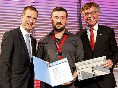 Bester Schneidwerkzeugmechaniker ist Alexander Becker aus Waiblingen. Anfang Oktober zeichneten ihn Vizepräsident Alexander Kotz (l.) und Hauptgeschäftsführer Thomas Hoefling (r.) beim Leistungswettbewerb auf Kammerebene aus.