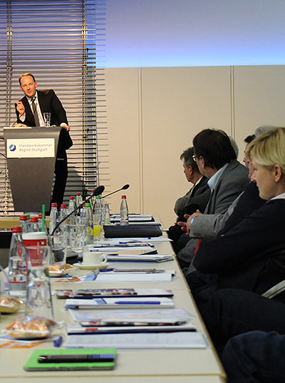 Im Dialog mit dem Handwerk der Region Stuttgart: Gastredner Marc Biadacz im Gespräch mit den Vertretern unserer Vollversammlung.