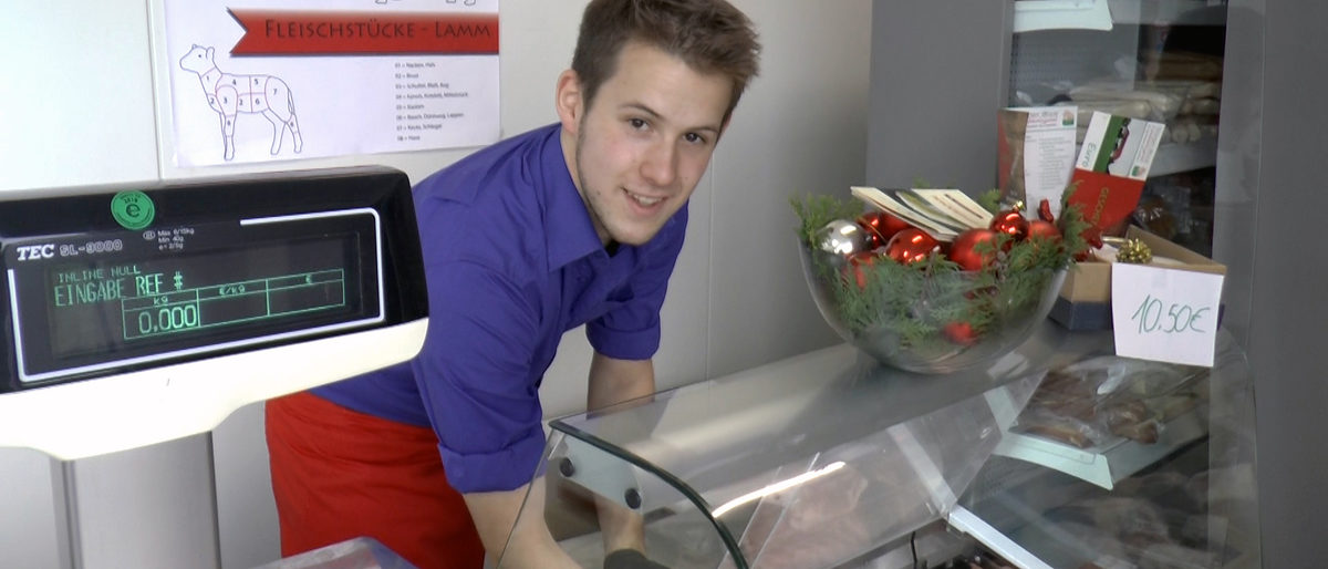 Jungmeister und Fleischsommelier Andreas Brosi (23) macht auch hinter der Verkaufstheke der Landmetzgerei in Möglingen eine gute Figur. Jungmeister und Fleischsommelier Andreas Brosi (23) macht auch hinter der Verkaufstheke der Landmetzgerei in Möglingen eine gute Figur.