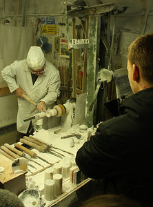 Ein italienischer Altmeister demonstriert sein Handwerk an der Drechselbank.